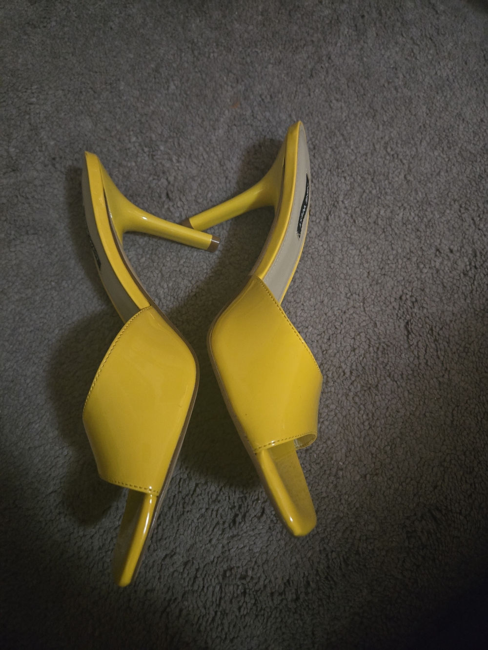BRAND NEW Nine West Yellow Patent Slide Sandals - Picture 2 of 3